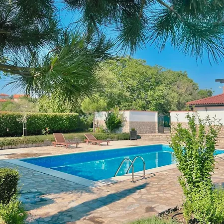 Garden 2 Bedroom With Pool Near To Sunny Villa *
