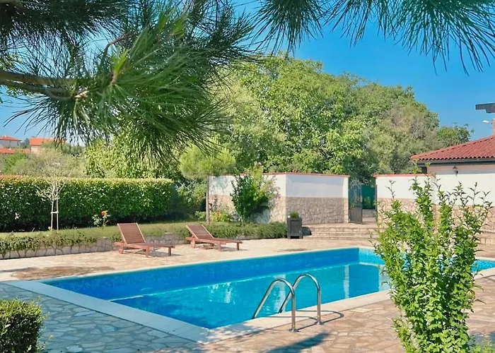 Garden 2 Bedroom With Pool Near To Sunny Villa *