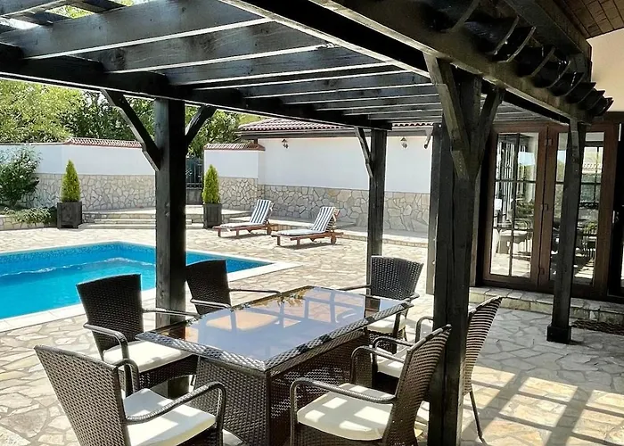 Villa Garden 2 Bedroom With Pool Near To Sunny *